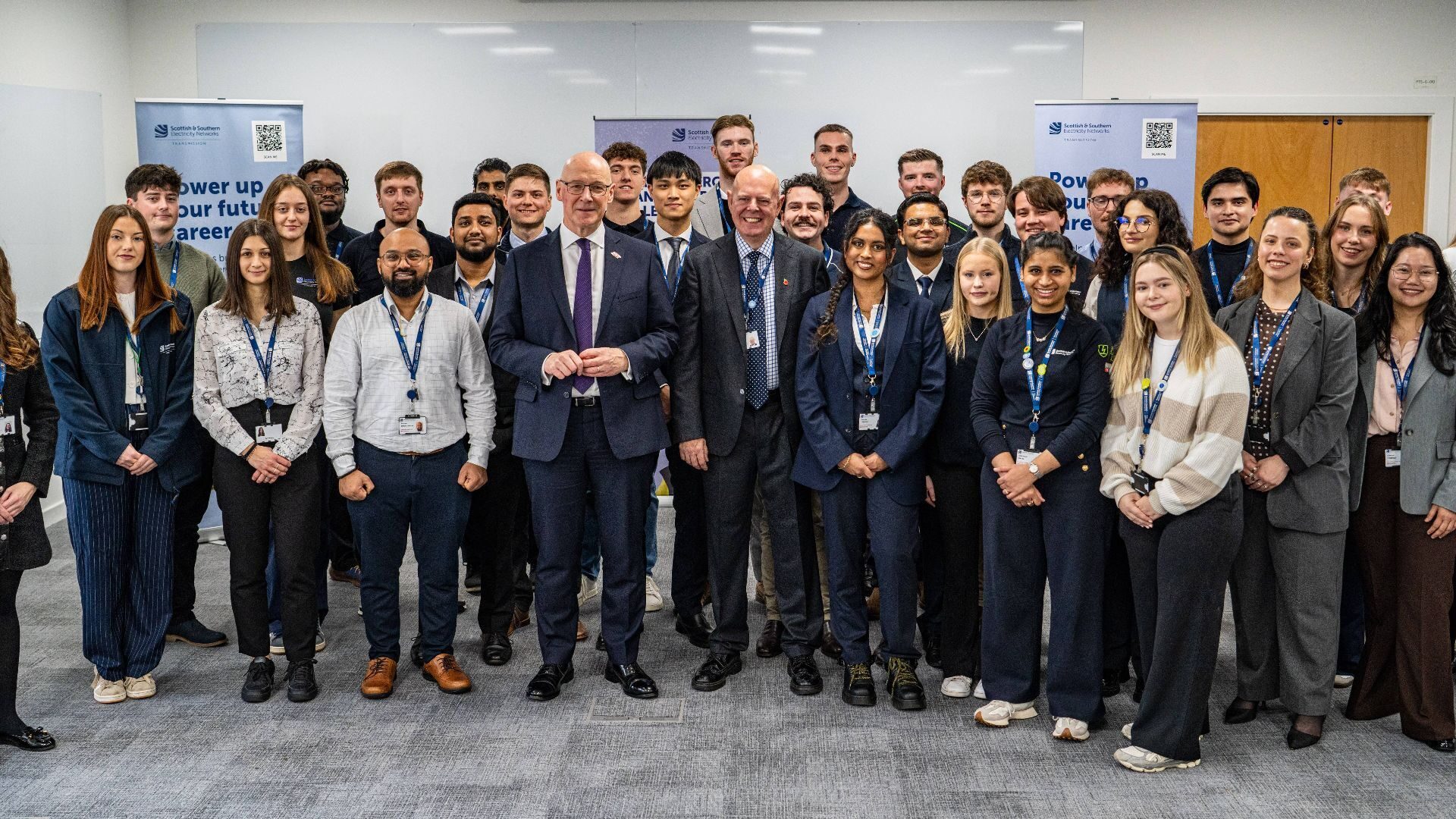 Ssen transmission first minister john swinney and managing director rob mcdonald with current ssen transmission graduates and trainees in perth 1